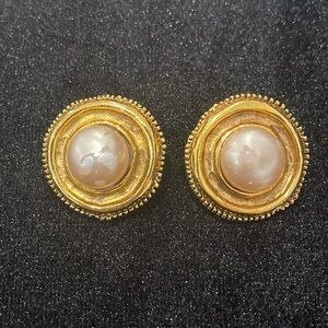 Chanel vintage button  pearl gold tone clip on earrings